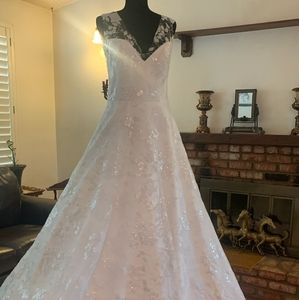 Brand New with Tags size 12 elegant wedding gown r